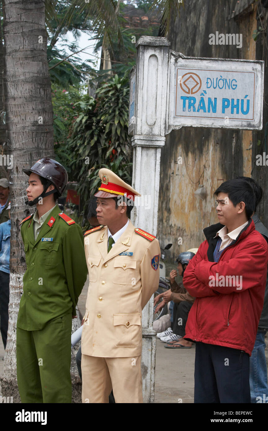 VIETNAM-Polizisten und Soldaten stehend auf Straßenecke, Hoi An. Foto: SEAN SPRAGUE Stockfoto