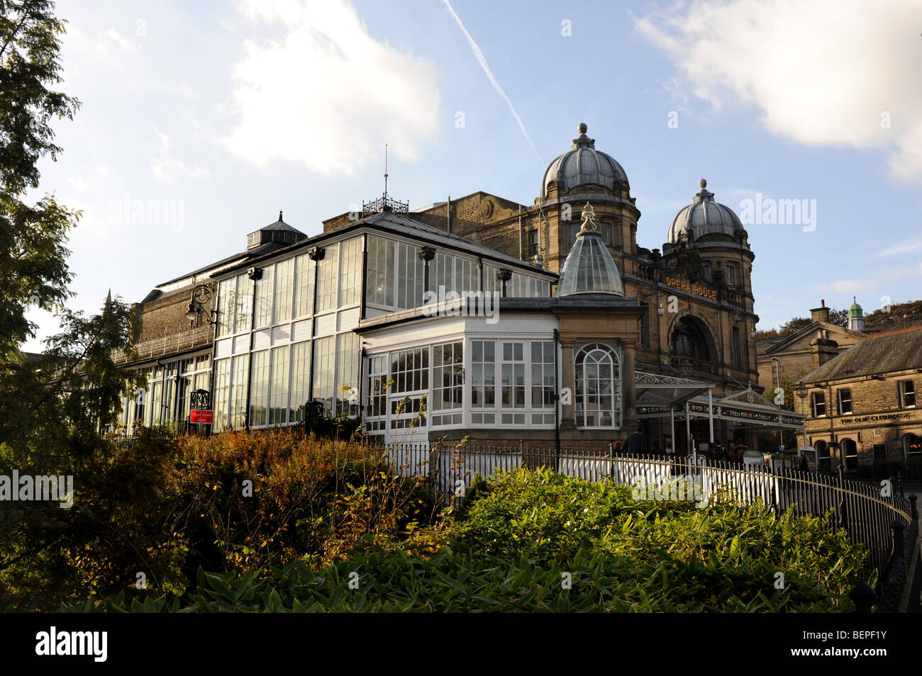 Das Opera House neben der Musikhochschule in Buxton Derbyshire UK - Foto von Simon Dack Stockfoto