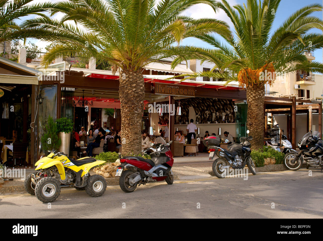 drängten sich 'living room' café-bar mit motorrädern und palmen