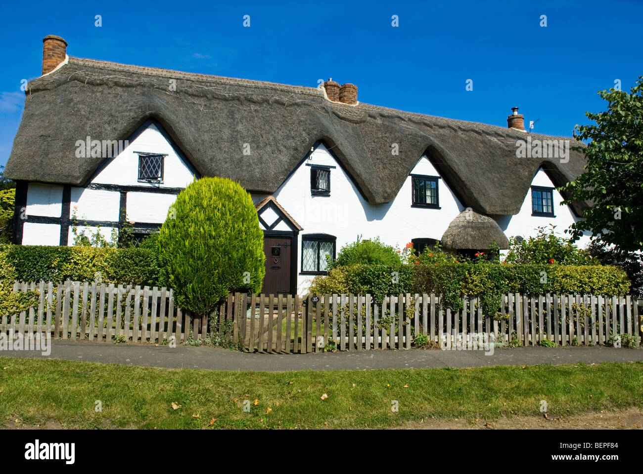 Englisch reetgedeckte Landhaus in Hampton Lucy Stockfoto