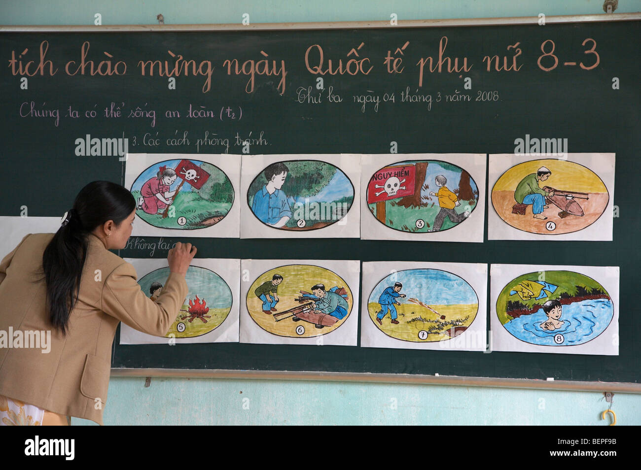 VVIETNAM Mine oder Blindgänger Risiko Bildungsprogramm in Tan Hop Grundschule in Quang Tri Provinz. Stockfoto