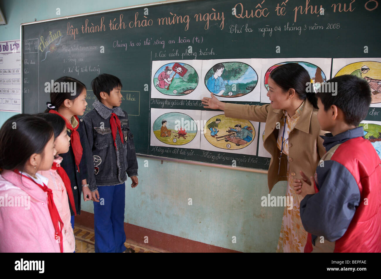 VVIETNAM Mine oder Blindgänger Risiko Bildungsprogramm in Tan Hop Grundschule in Quang Tri Provinz. Stockfoto