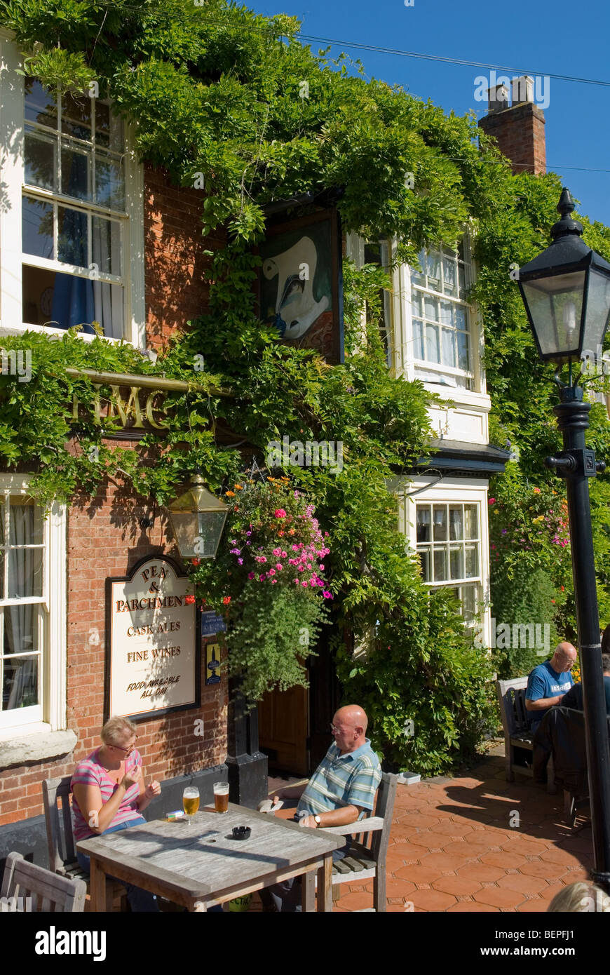 Paar mit einem Drink außerhalb der Stift und Pergament Public House-upon-Avon Stockfoto