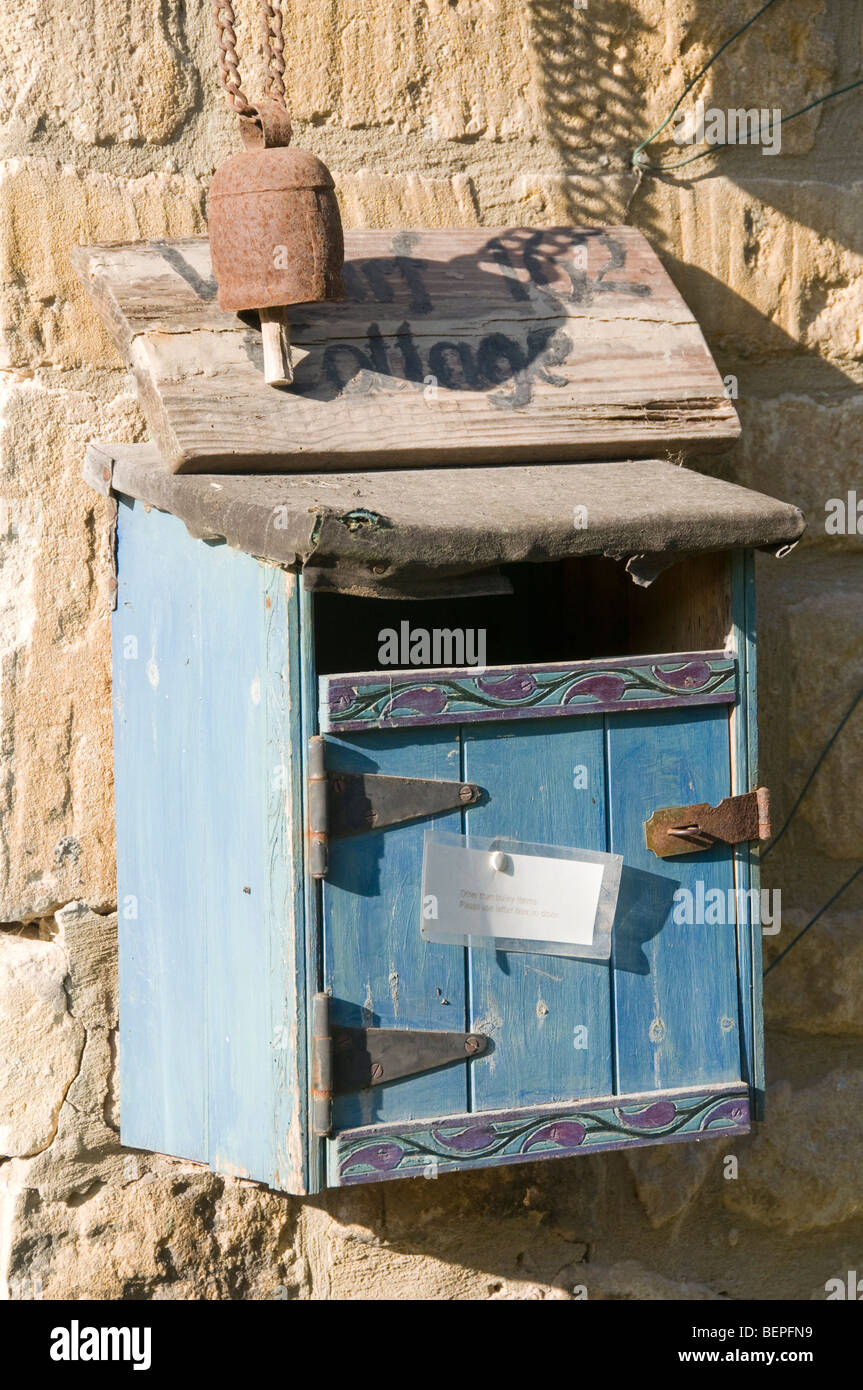 VEREINIGTES KÖNIGREICH. BRIEFKASTEN AM RESTAURIERTEN MITTELALTERLICHEN GETREIDESPEICHER AUF BARTON FARM VON DER KENNET UND AVON KANAL Stockfoto