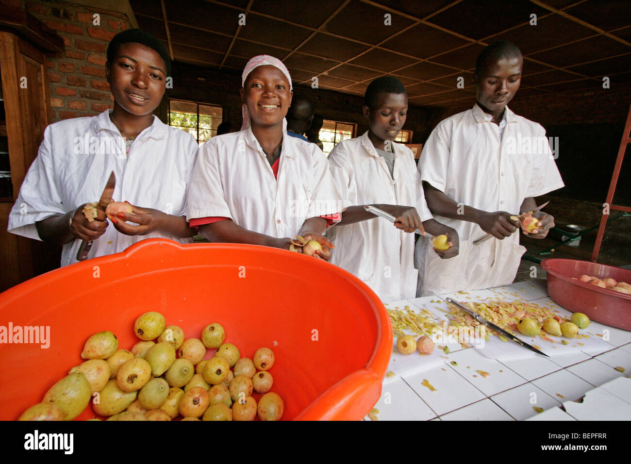 BURUNDI Agakura, ein Jugend-Landwirtschaftsprojekt in Gitera. Marmelade machen. Studenten peeling Guaven. Von links nach rechts: Minani Revata Stockfoto