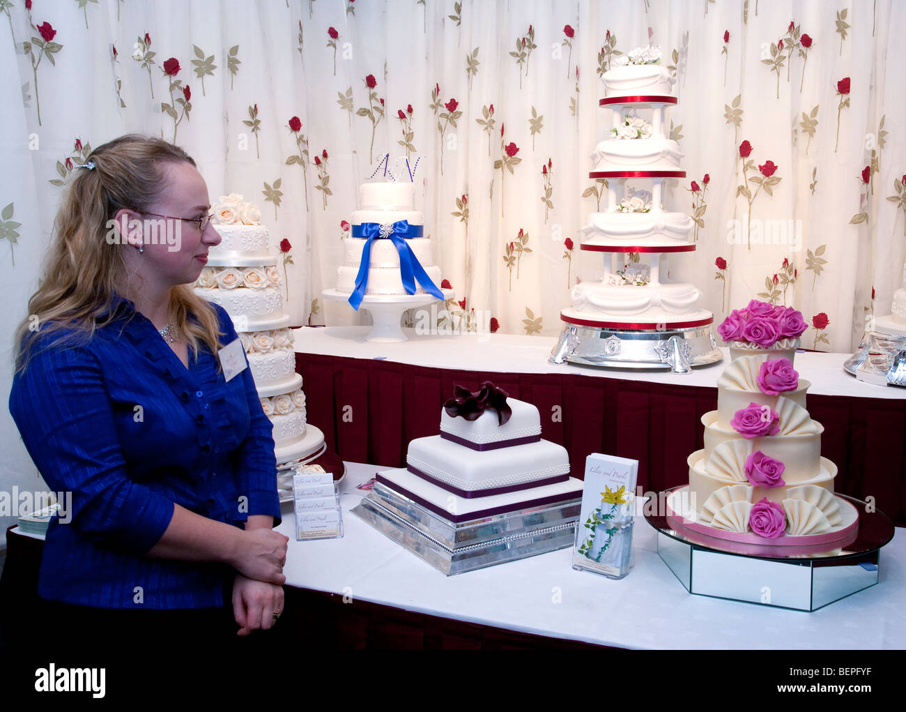 Wedding Cake Maker mit Kuchen auf Hochzeitsmesse Stockfoto