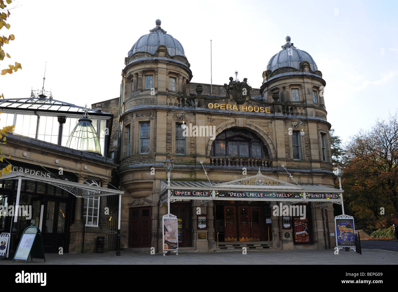 Das Opera House neben der Musikhochschule in Buxton Derbyshire UK Stockfoto