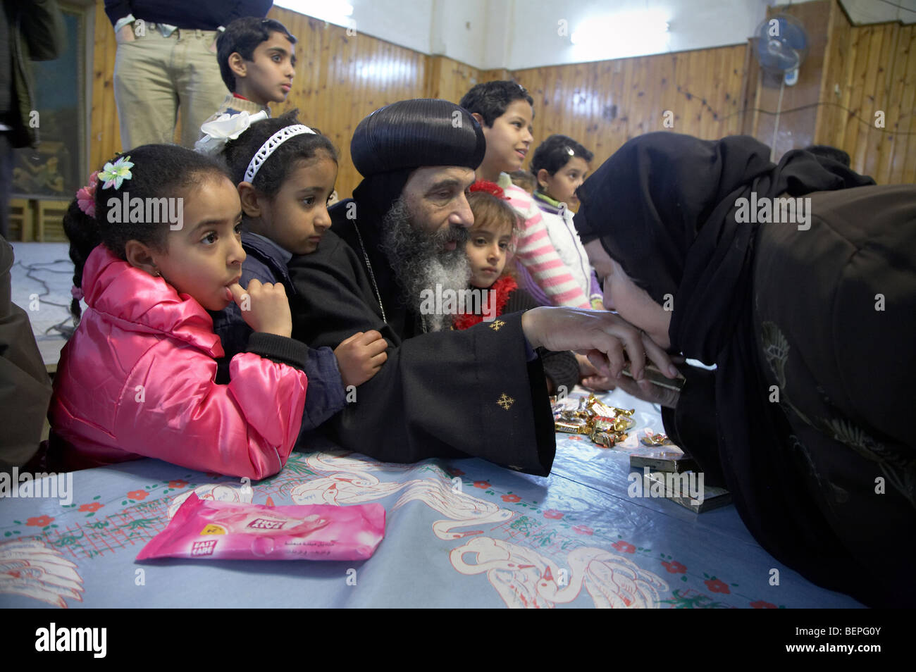 Ägypten-Marina-Haus in Port Said.  Bischof Tadros besuchen die Heimat und verteilt Süßigkeiten an die anwesenden einen Pre lieh fest Stockfoto