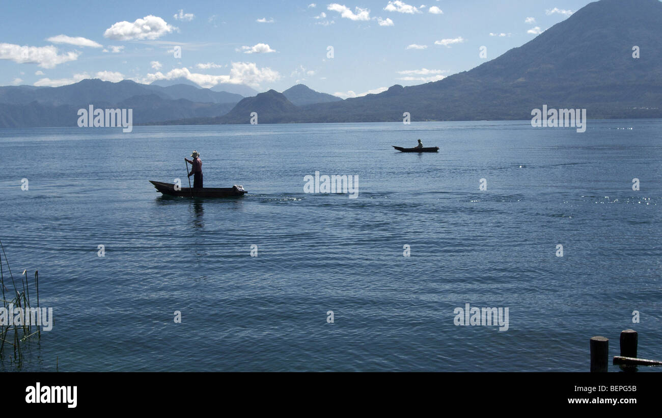 GUATEMALA Lake Atitlan, von San Marcus La Laguna. Fischer in Kanus. FOTO: SEAN SPRAGUE 2009 Stockfoto