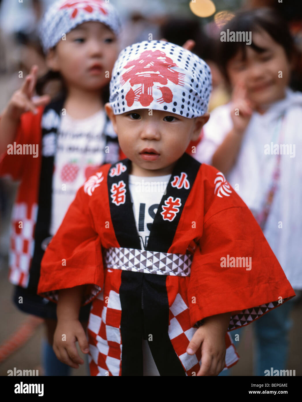 Japanische junge, Hachimangu Schrein Festival, Kamakura, Kanagawa, Japan Stockfoto