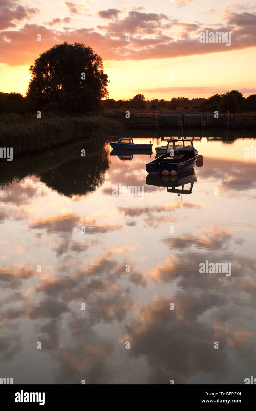 Sonnenuntergang Bild der Boote auf dem Fluss Alde in der Nähe von Snape Maltings, Suffolk Stockfoto