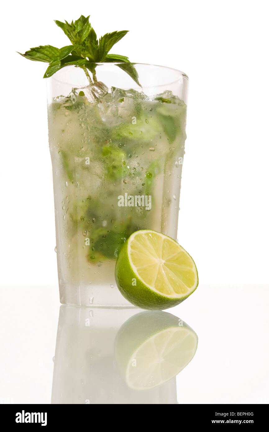 Mojito cocktail mit Kalk-Stroh und Pfefferminze Stockfoto