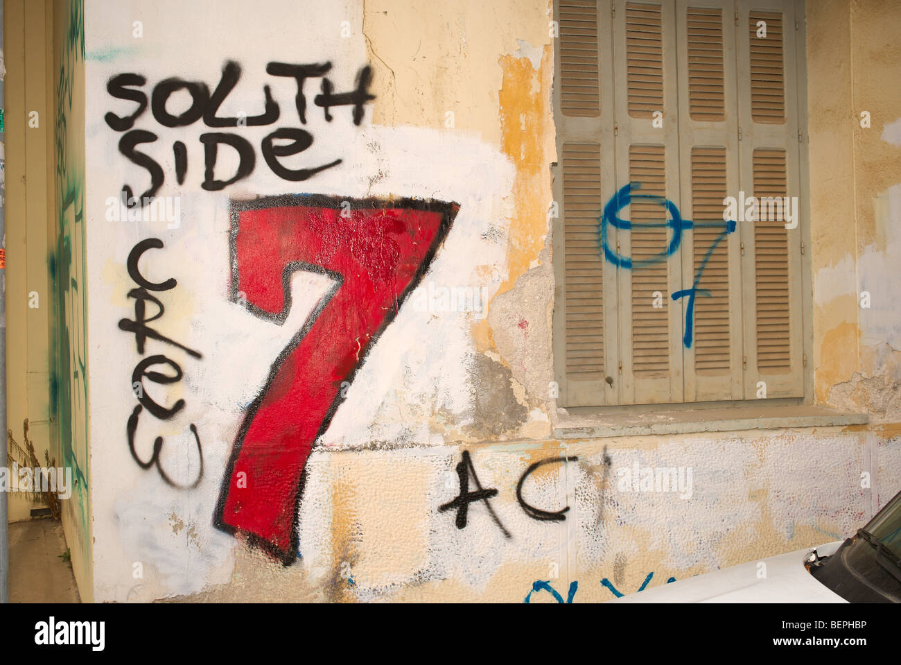 Graffiti "Südseite Crew" und großen roten 7 auf Altbau Rethymnon Kreta Griechenland Stockfoto