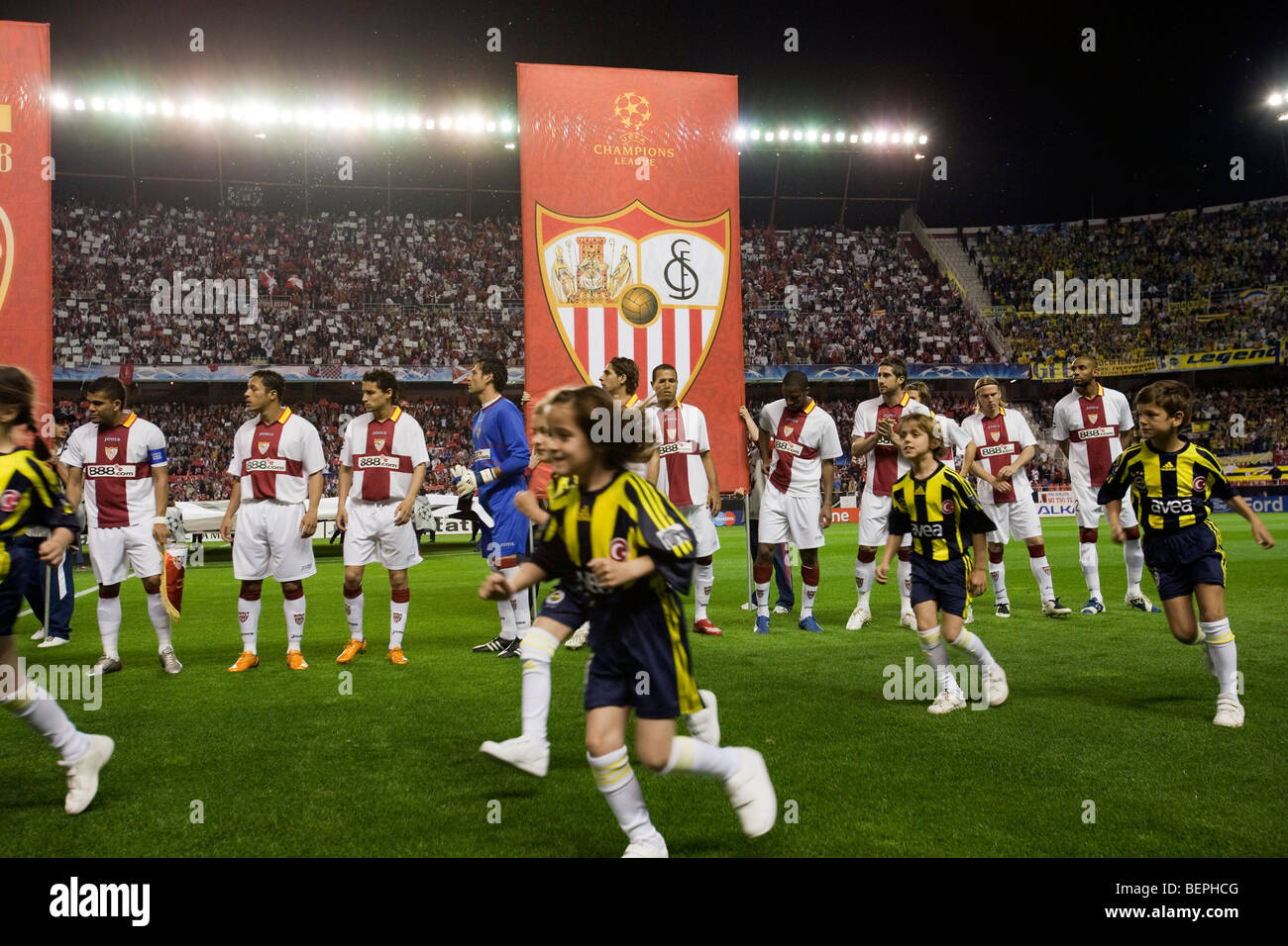 Die Spieler bilden vor der UEFA Champions League-Achtelfinale Runde Spiel (Rückspiel) zwischen FC Sevilla (Sevilla, Spanien) Stockfoto