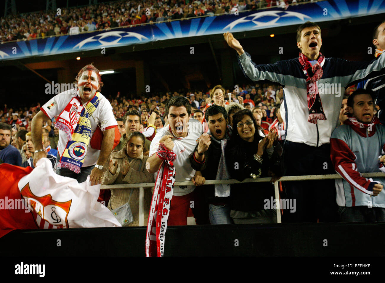 Sevilla FC-Fans feiern ein Ziel. UEFA Champions League Achtelfinale (Rückspiel) zwischen FC Sevilla (Sevilla, Spiel Stockfoto