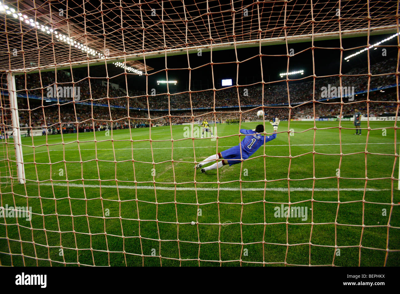 Vederson (Fenerbahce) verwandelt den Strafstoß. Stockfoto