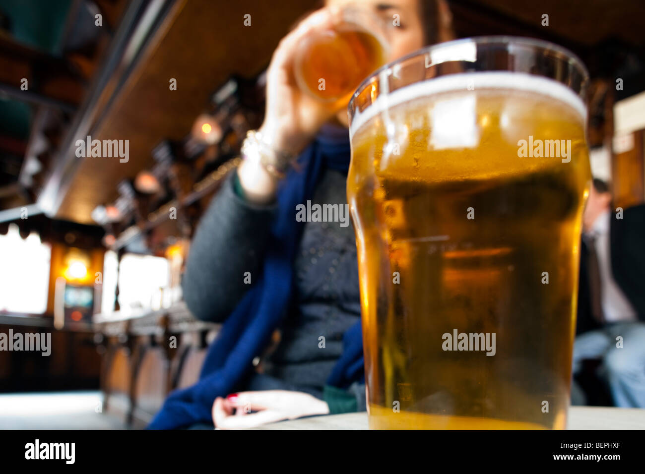 Pint Bier in einem Pub, London, England, Vereinigtes Königreich Stockfoto