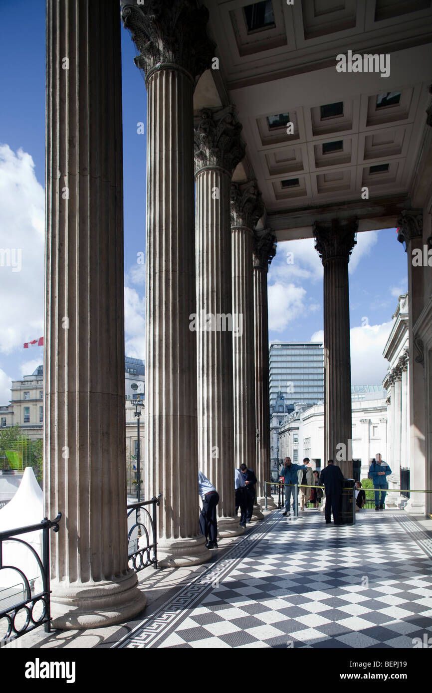 Säulen am Eingang der National Gallery am Trafalgar Square, London, England, Vereinigtes Königreich Stockfoto