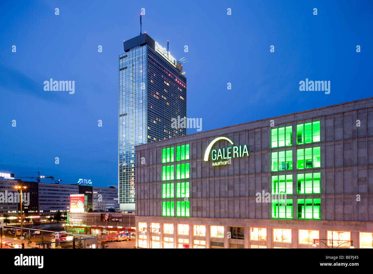 Galeria Kaufhof und Park Inn Hotel Gebäude von Nacht, Alexanderplatz, Berlin, Deutschland Stockfoto