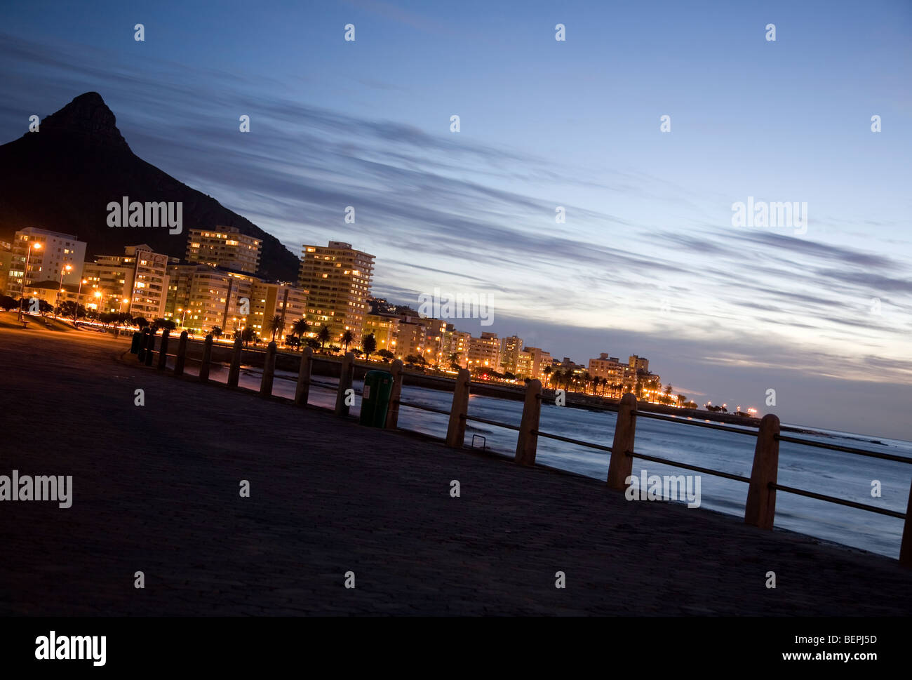 Sea Point Promenade in Abend - Kapstadt Stockfoto