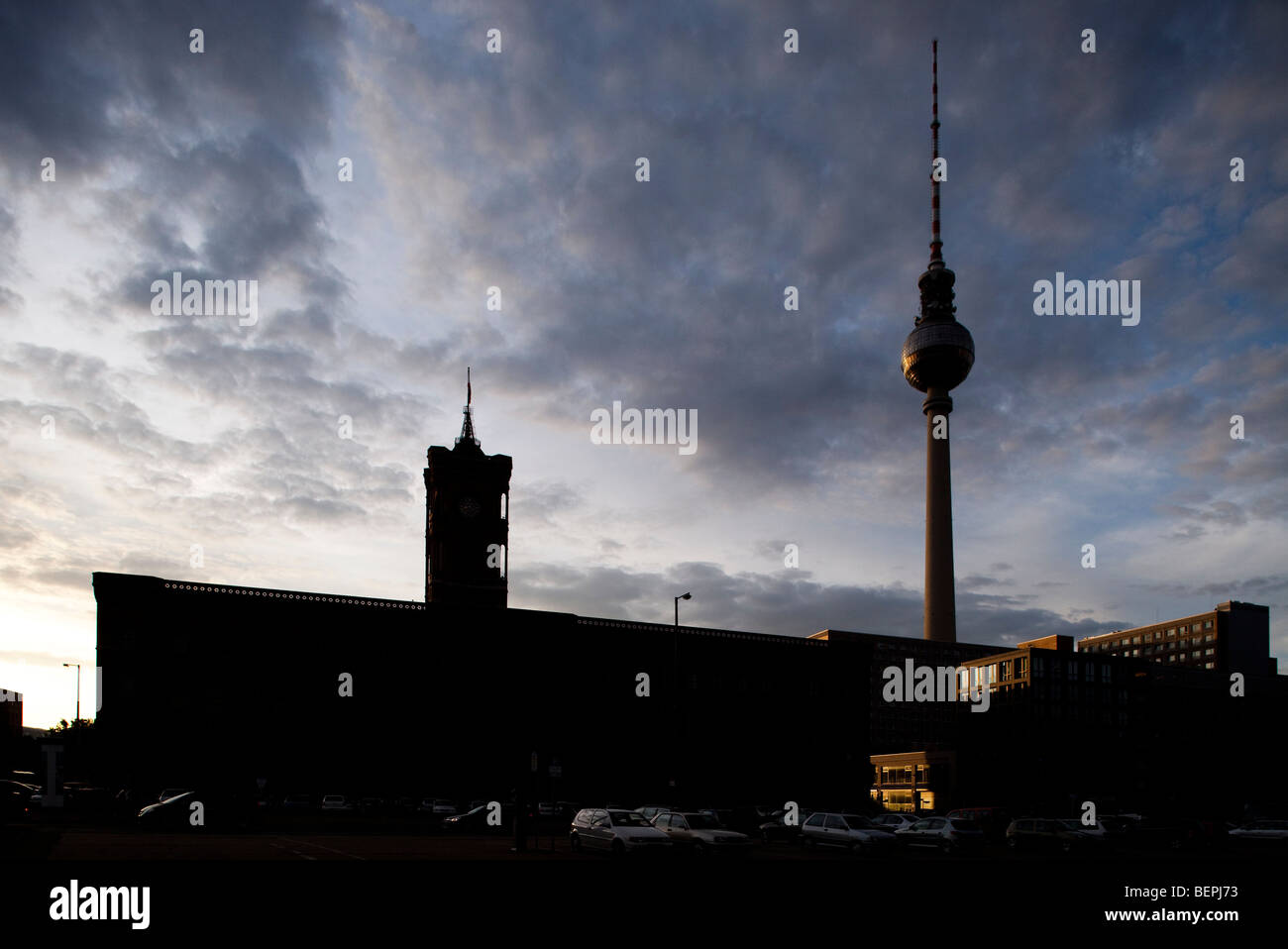 Silhouette von Fernsehen und Türme der Stadt Halle, Berlin, Deutschland Stockfoto