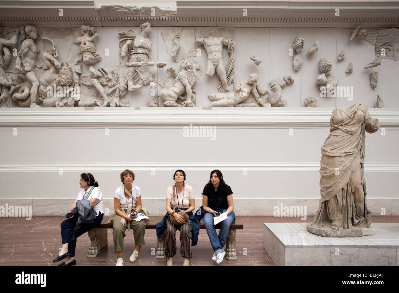 Fries mit hellenistischen Skulpturen in der Pergamon-Altar Zimmer, Pergamon Museum, Berlin, Deutschland Stockfoto