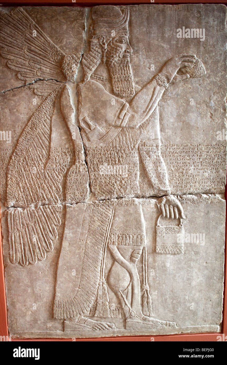Assyrische Reliefs aus Alabaster, mit geflügelten Götterwesen, Pergamon Museum, Berlin, Deutschland Stockfoto