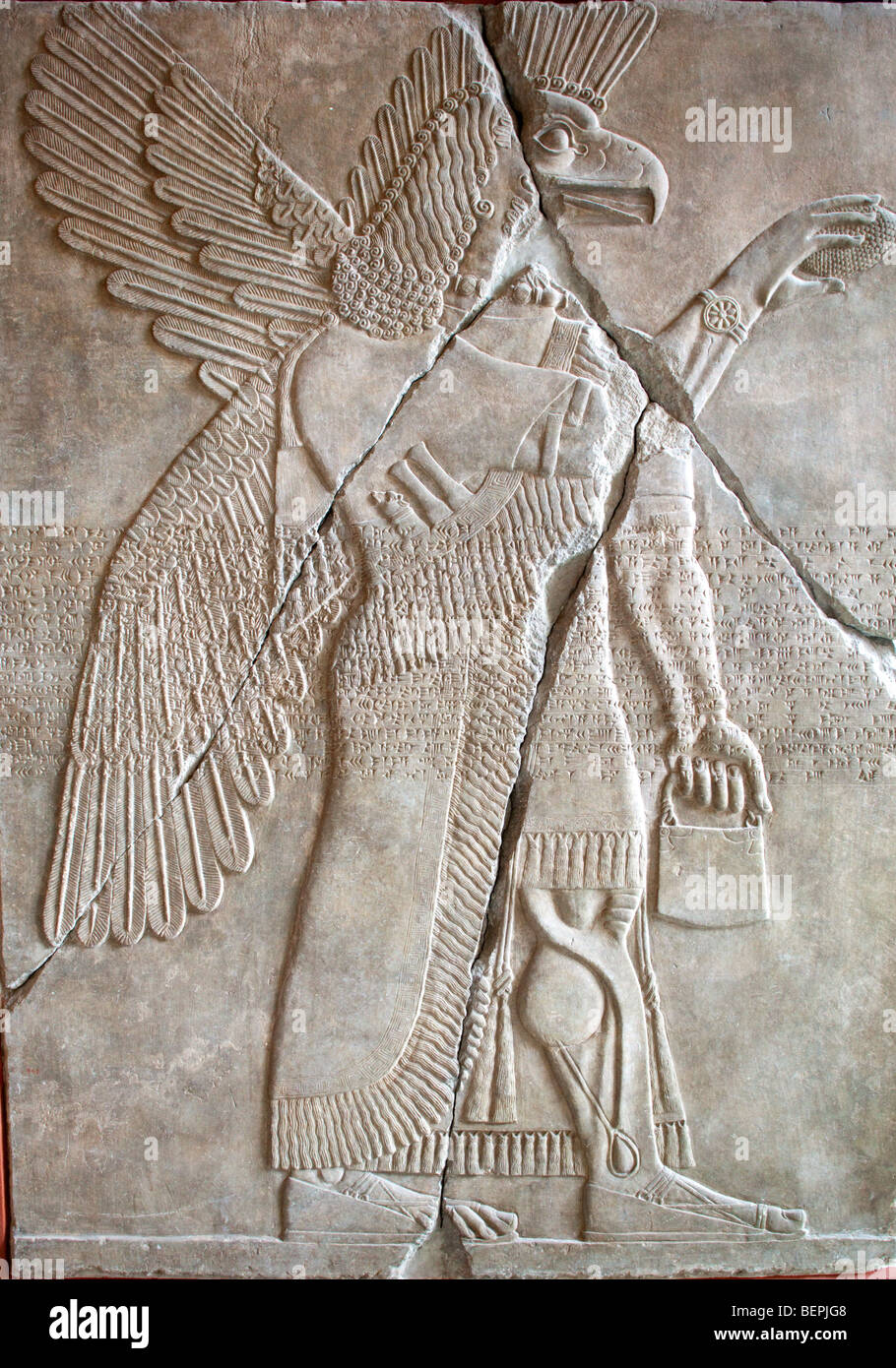 Assyrische Reliefs aus Alabaster, mit geflügelten Götterwesen, Pergamon Museum, Berlin, Deutschland Stockfoto