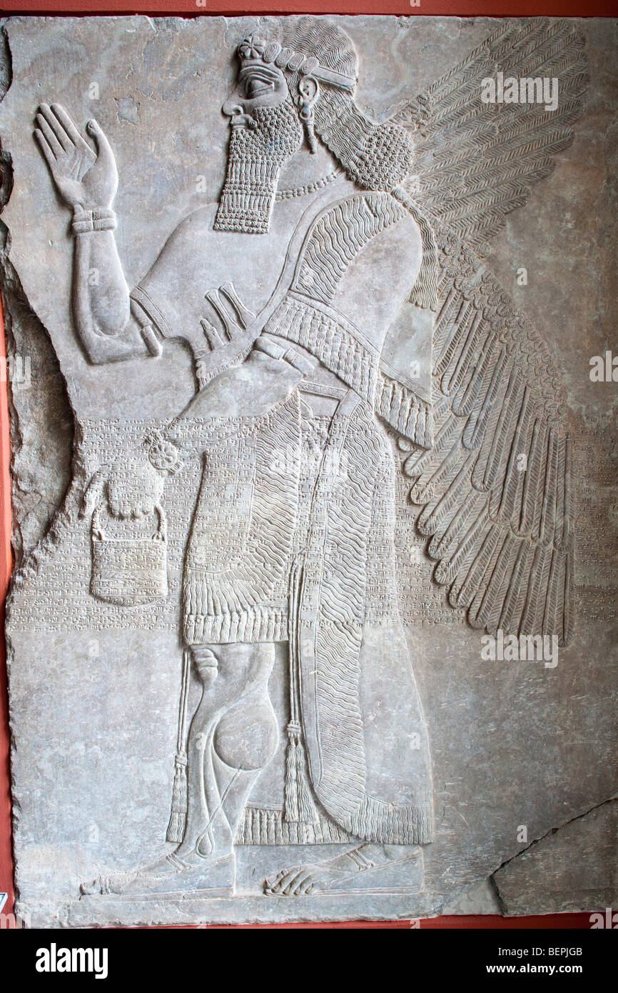 Assyrische Reliefs aus Alabaster, mit geflügelten Götterwesen, Pergamon Museum, Berlin, Deutschland Stockfoto