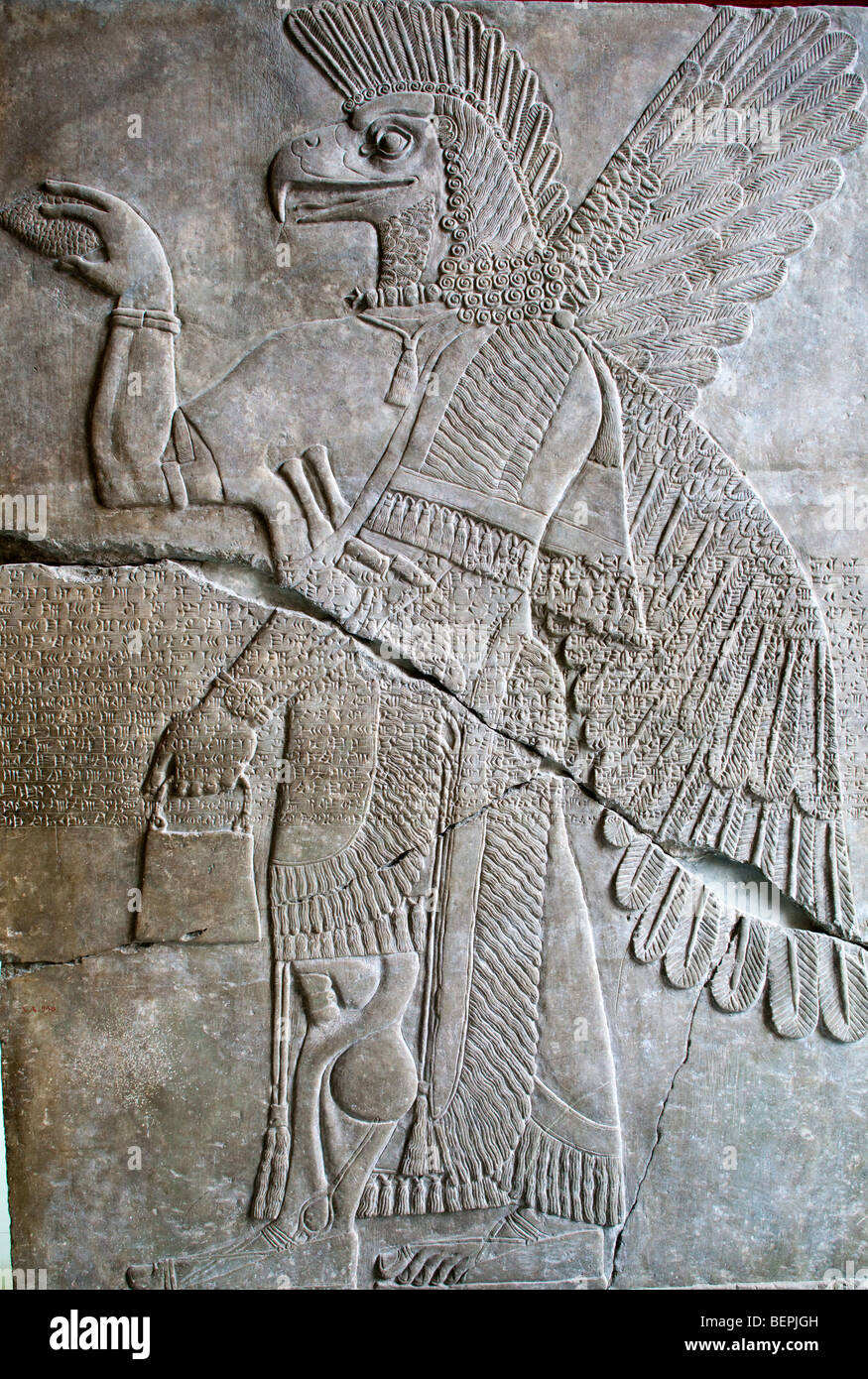 Assyrische Reliefs aus Alabaster, mit geflügelten Götterwesen, Pergamon Museum, Berlin, Deutschland Stockfoto
