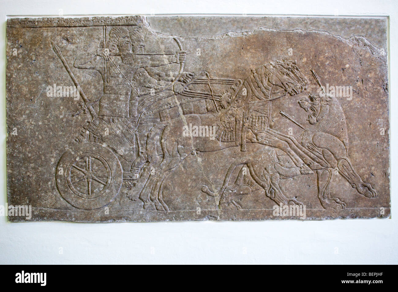 Relief zeigt den assyrischen König Ashurnasirpal II (9. Jh. v. Chr.) Jagd ein Löwe, Pergamon Museum, Berlin, Deutschland Stockfoto