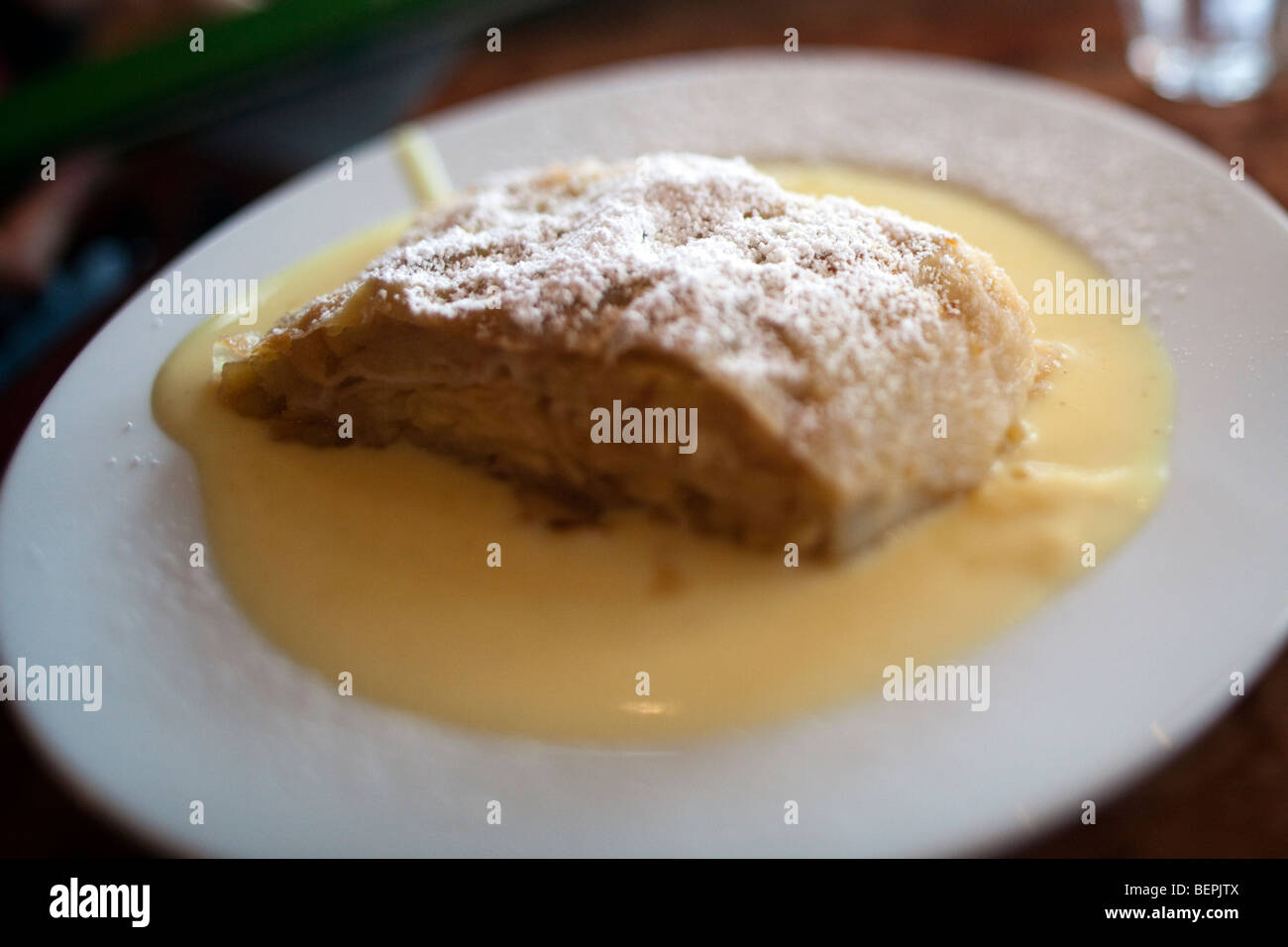 Apfelstrudel (Apple Strudel Kuchen), Cafe Einstein, Unter Den Linden, Berlin, Deutschland Stockfoto