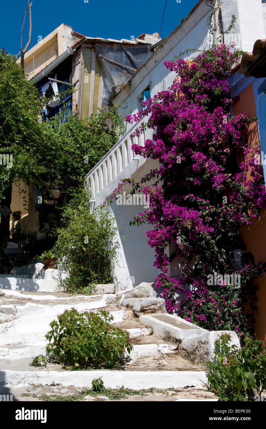 Schritte und Gebäude in der Altstadt (Chora) von Alonissos, griechische Inseln Stockfoto