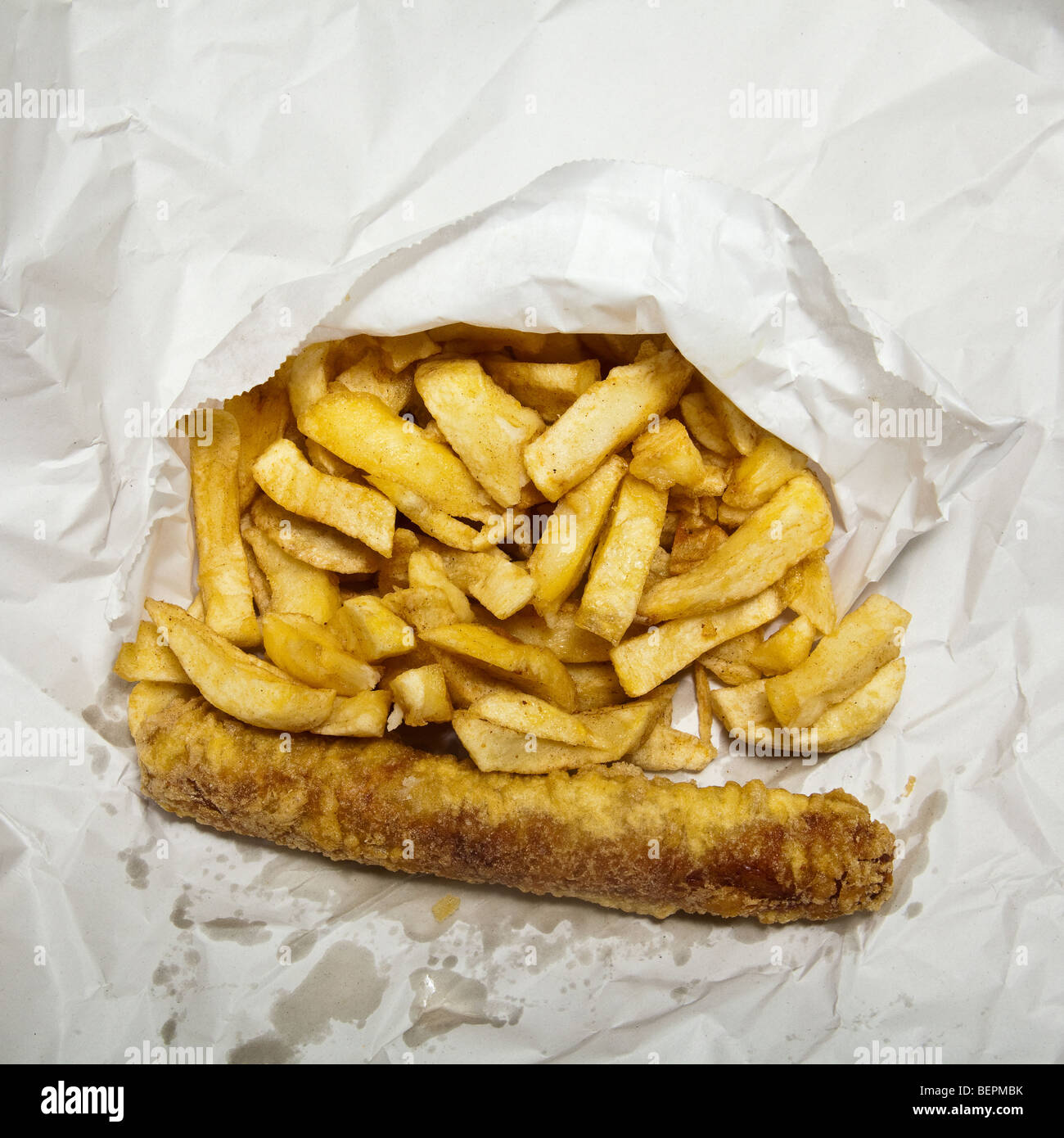 Nehmen Sie Wurst oder Schweizerkäse und Chips in weißes Papier eingewickelt Weg. Stockfoto