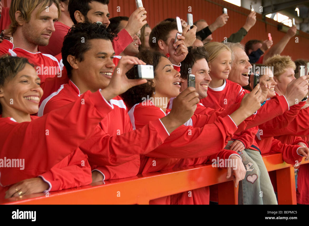 Fans, die das Fotografieren bei Fußballspiel Stockfoto