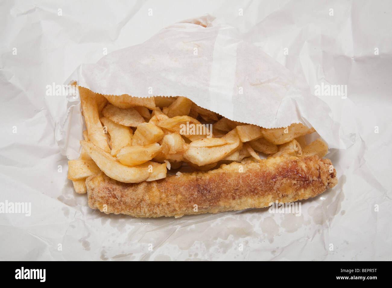 Nehmen Sie Wurst oder Schweizerkäse und Chips in weißes Papier eingewickelt Weg. Stockfoto