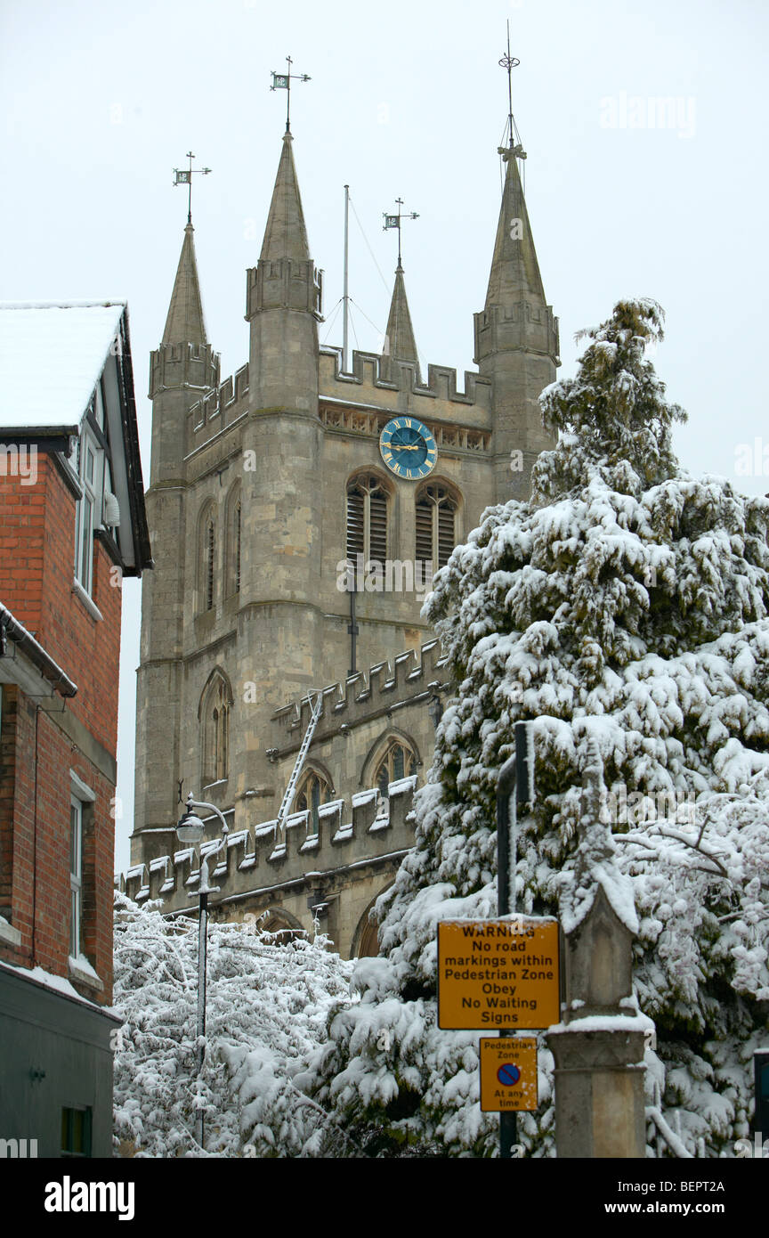 St. Nikolaus Kirche Newbury im Winter zeigt Kirchturm mit 4 Türmen und Schnee bedeckt Bäume. Stockfoto