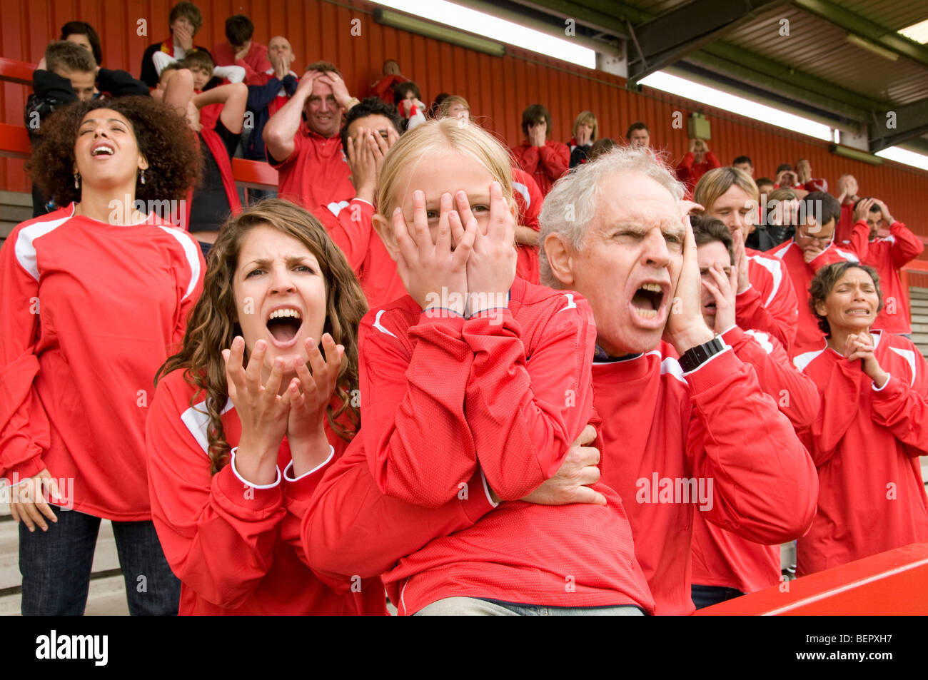 Verzweifelte Fans bei Fußballspiel Stockfoto