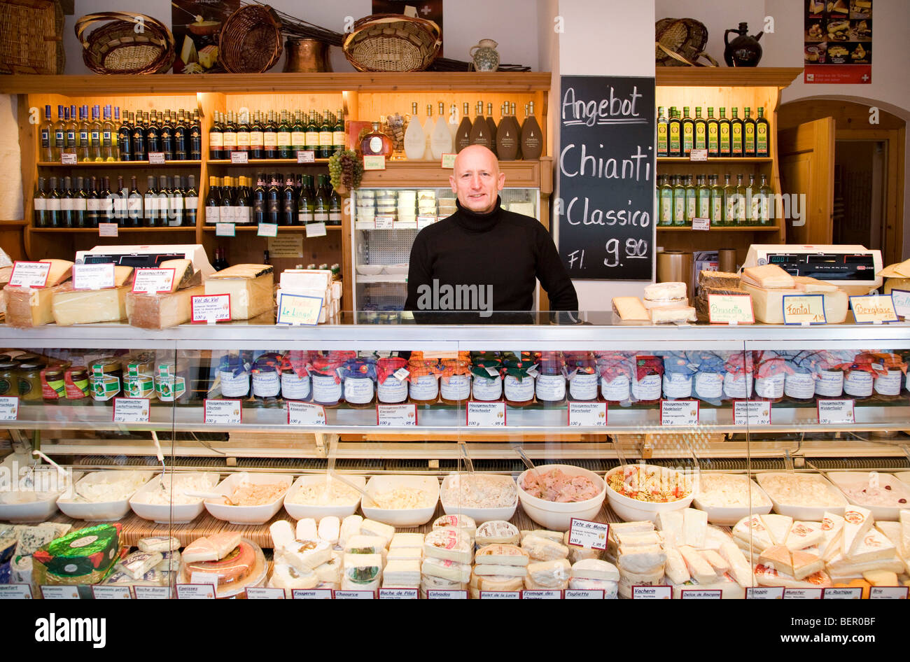 Käse, Wein-Shop-Besitzer im shop Stockfoto