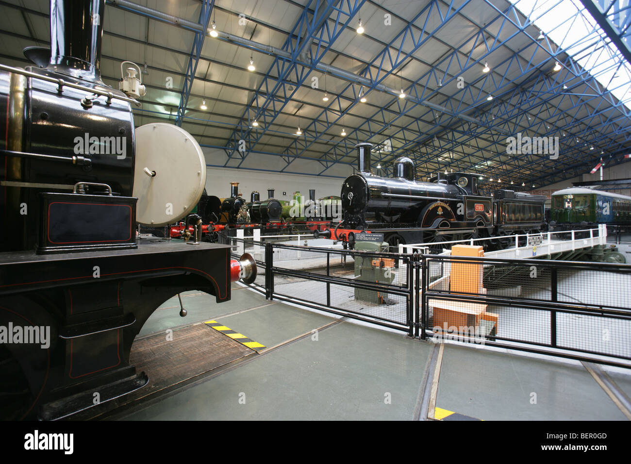 Dampflokomotiven Sie auf Ausstellung im National Railway Museum Great Hall mit der Lok-Drehscheibe im Hintergrund. Stockfoto