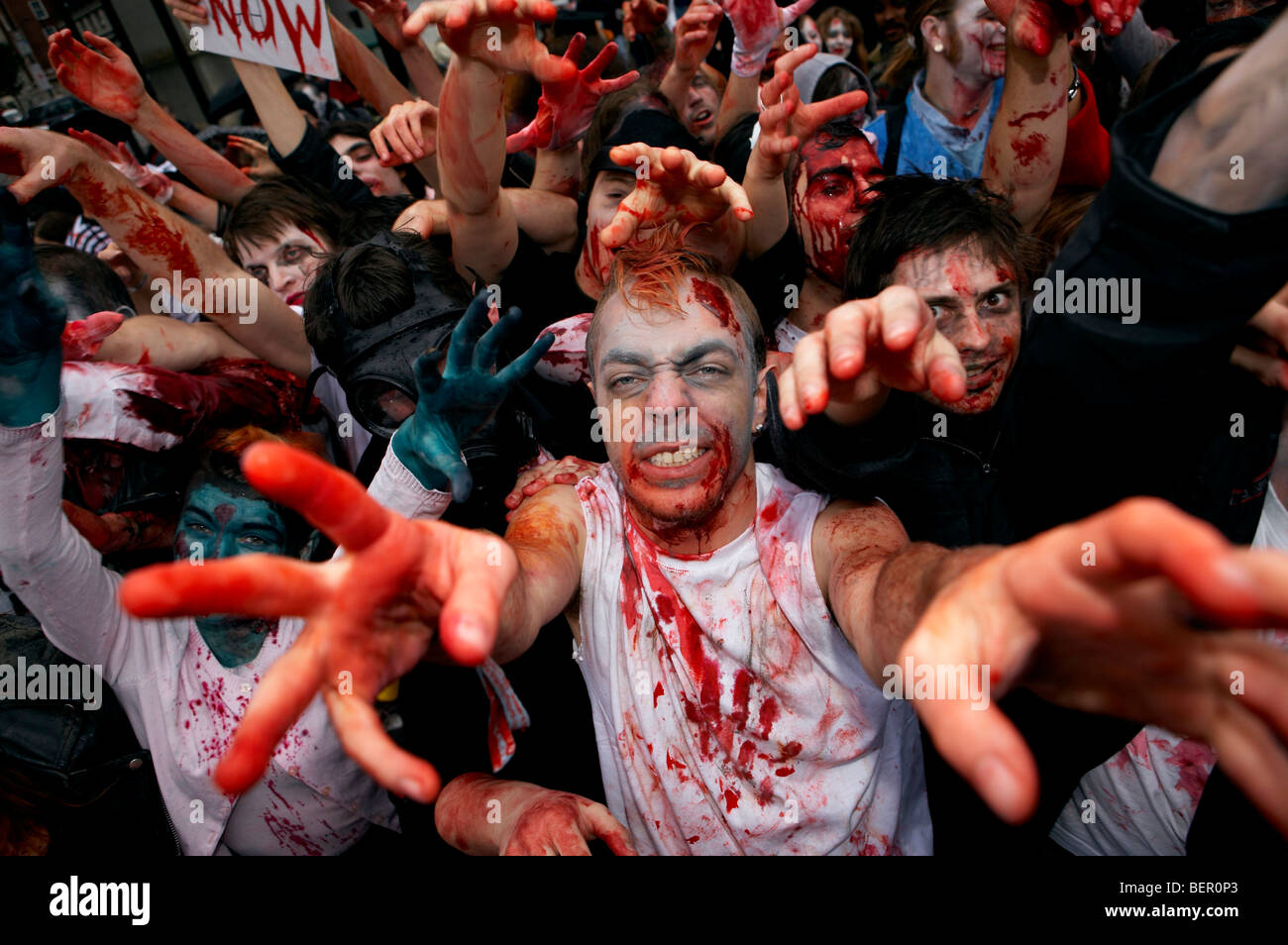 Menschen verkleidet als Zombies entlang der Oxford Street in London sprechen. Teil der Welt-Zombie-Tag Stockfoto