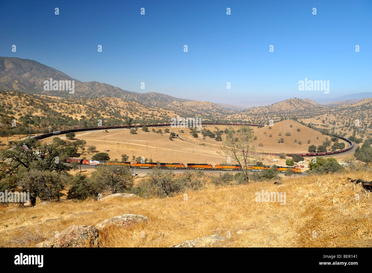 BNSF Korn Zug überqueren selbst auf den Tehachapi Loop, CA 091010 34819 Stockfoto