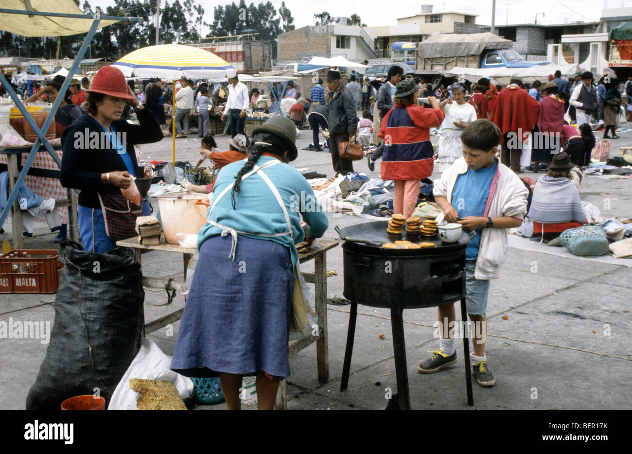 Junge Augen Stapel von gebratenen Frikadellen auf der flachen Wok, lokalen Hochland Ecuador-Markt. Stockfoto