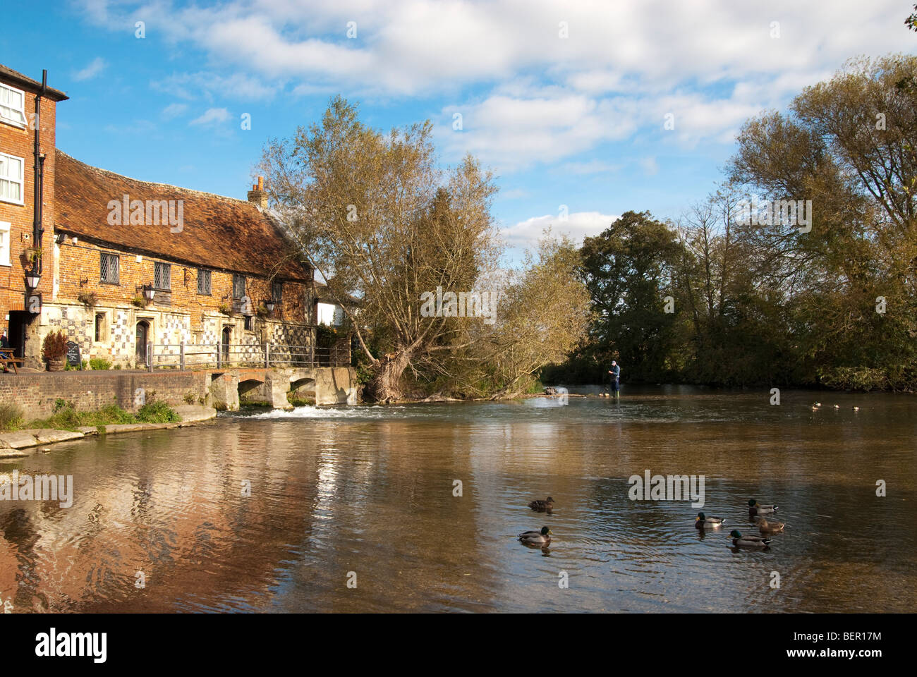 ein Fischer ein Herbstmorgen Fischerei in den Mühlenteich auf den Strandwiesen in Salisbury Stockfoto