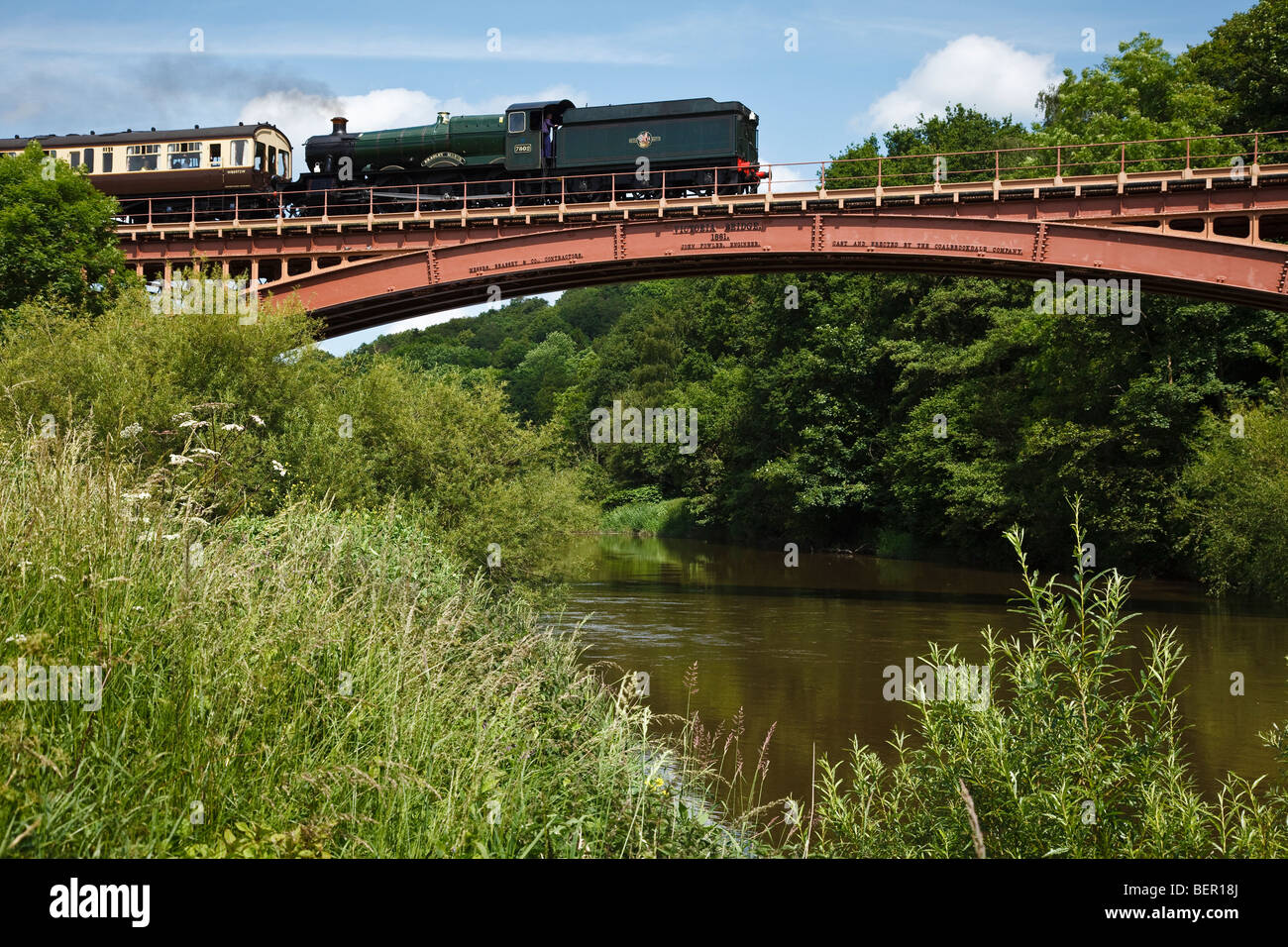 Dampfzug über Victoria Brücke über den Fluss Severn, Severn Valley Railway, in der Nähe von Upper Arley, Hereford und Worcester Stockfoto