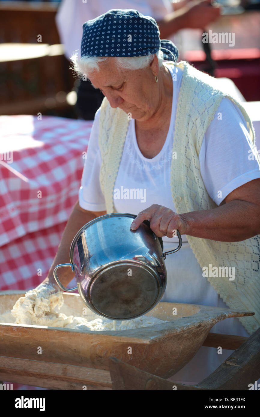 Gyor Food Festival Frauen Backen pogácsa Stockfoto