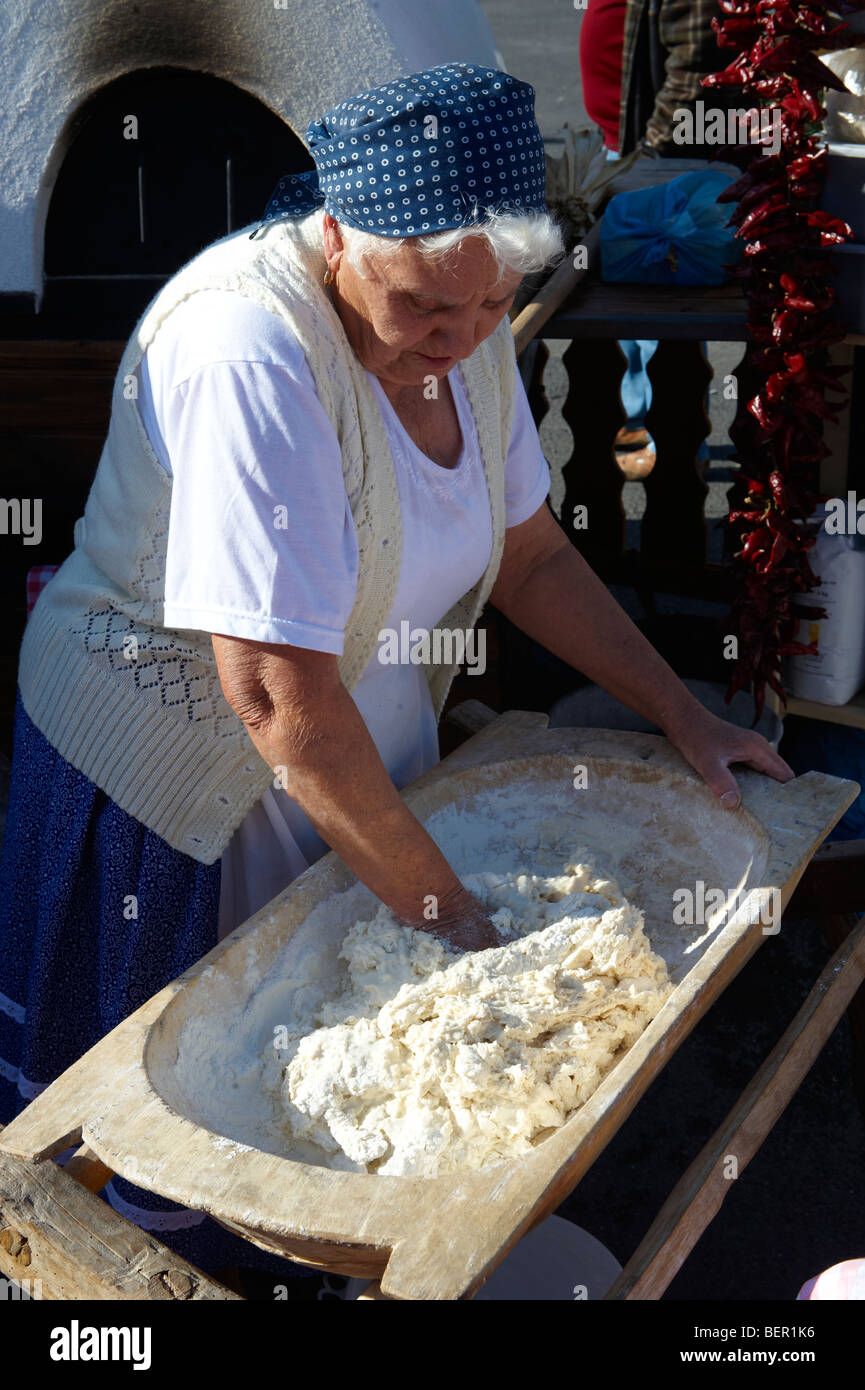 Frau [Region Süd Alfoldi] [Del Alfodi Regio Süd Alfoldi] machen Teig für Lepeny Brot. Ungarn Stockfoto