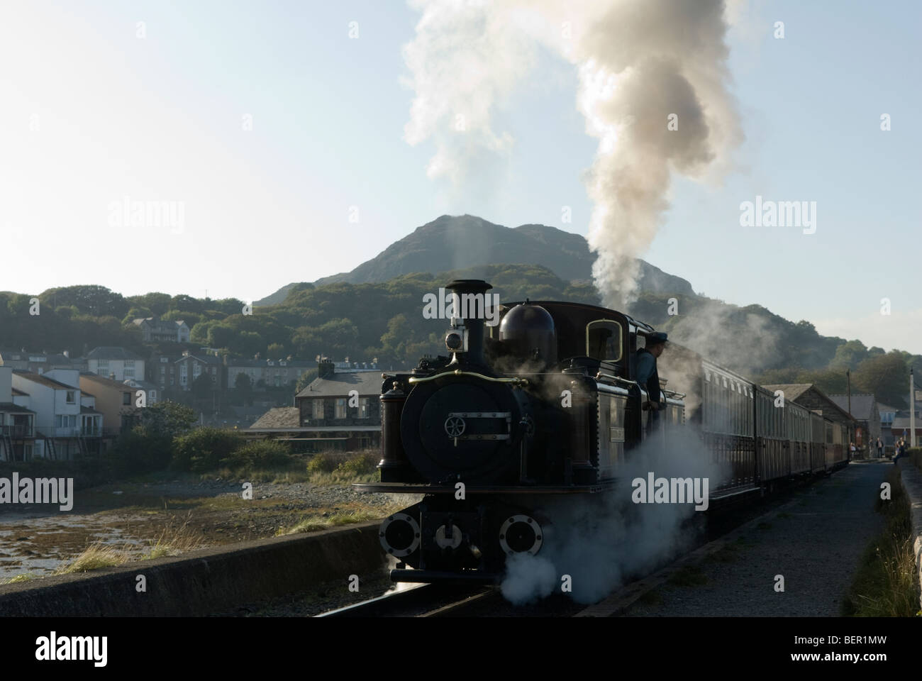 Dampfzug in Porthmadog Station, die wieder Bahn, Gwynedd, Wales. Stockfoto