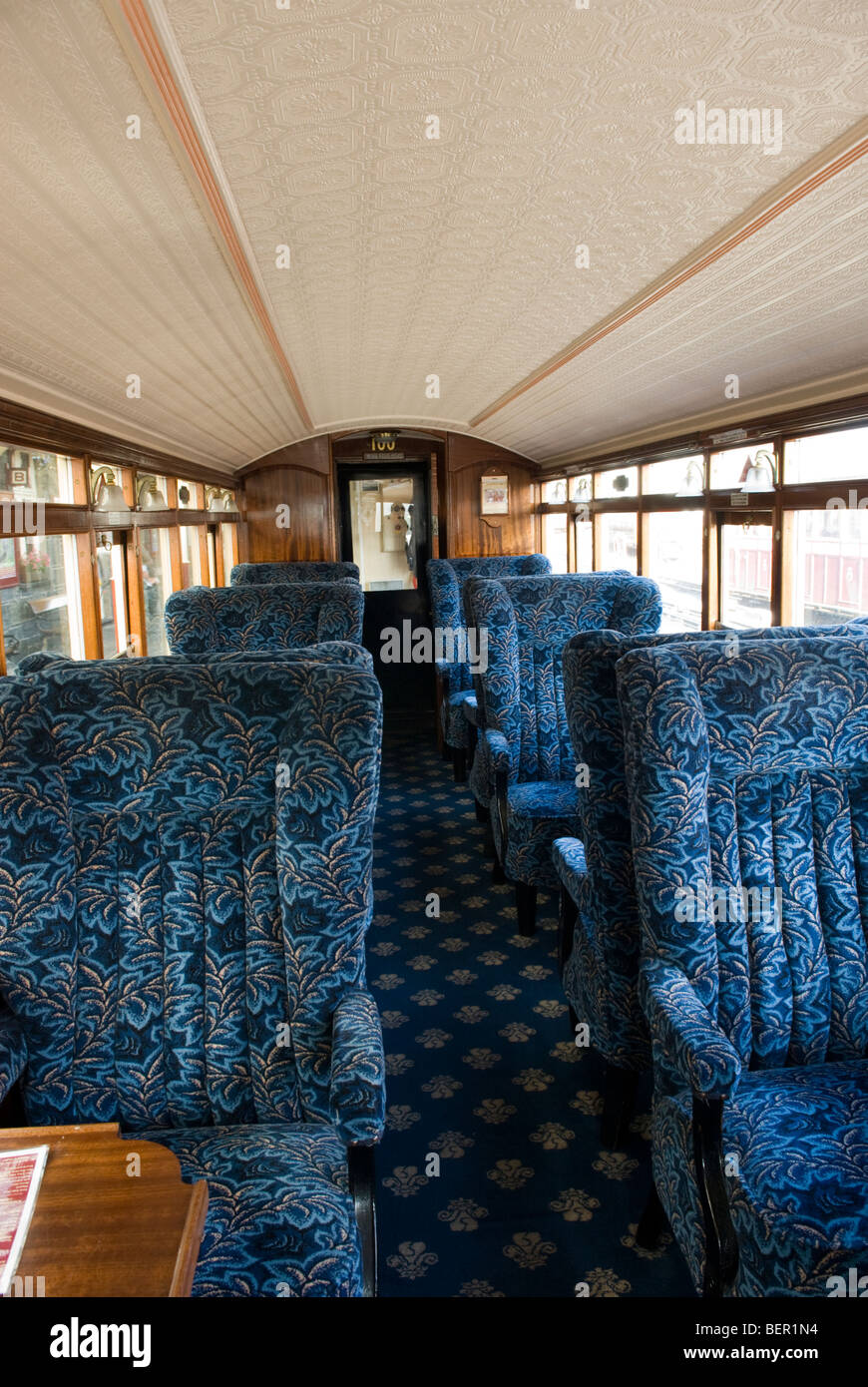 Erstklassige Beförderung auf einer Dampflok am Bahnhof von Porthmadog. Der wieder Eisenbahn, Gwynedd, Wales. Stockfoto