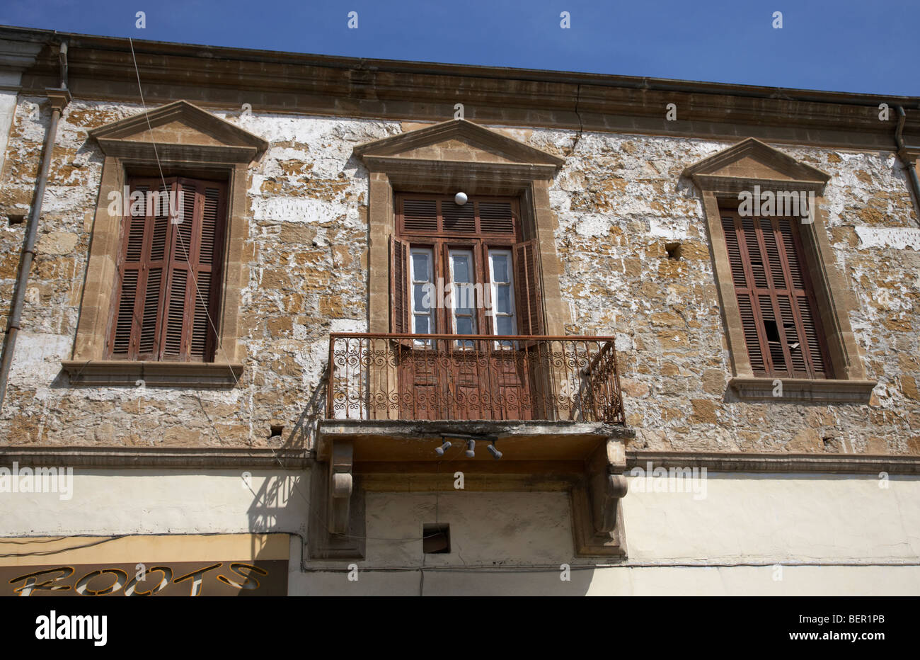 alte hölzerne Türen und Fensterläden im ersten Stock eines Gebäudes in Nikosia Lefkosia Republik Zypern Stockfoto